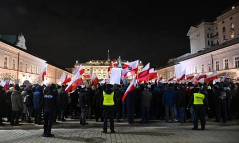 Aanhangers van de oppositie nemen deel aan een protest tegen de detentie van twee afgevaardigden van de partij Pravo i Pravda voor het presidentiële paleis in Warschau.