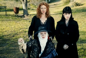 Piper Laurie, Glenne Headly and Zooey Deschanel in Eulogy, 2004