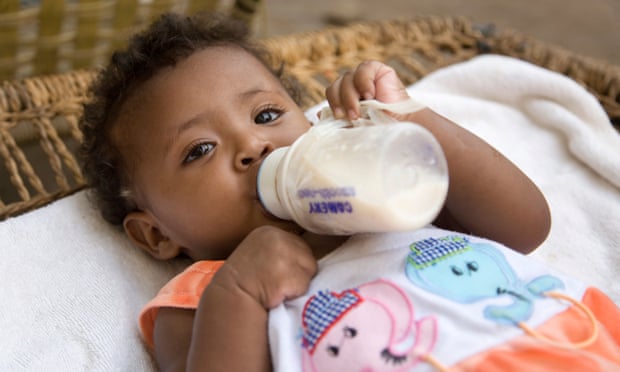Ребенок в Эритрее пьет молочную смесь. imageBROKER / Alamy Stock Photo