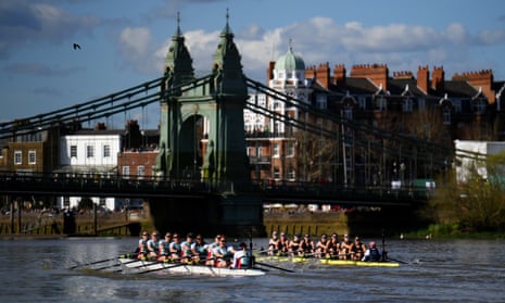 The crews approach Hammersmith Bridge.