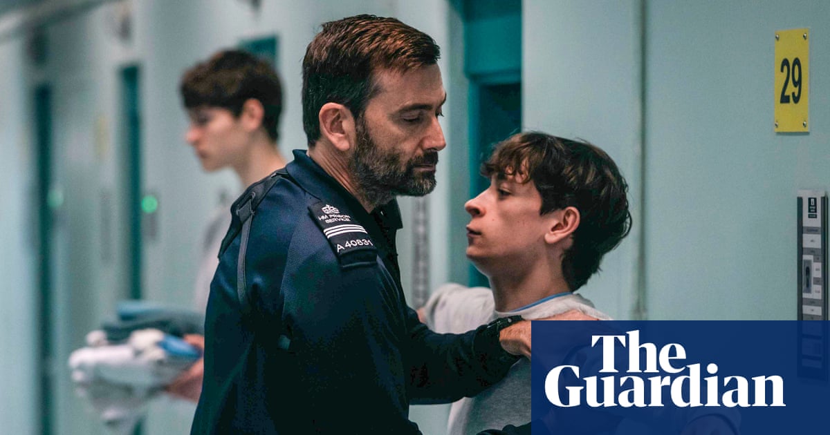Τηλεόραση απόψε: Ο David Tennant πρωταγωνιστεί σε ένα βάναυσο λαμπρό δράμα φυλακής