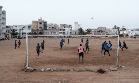 Una partita di calcio su un campo di sabbia nel quartiere di N'gor, a nord di Dakar.