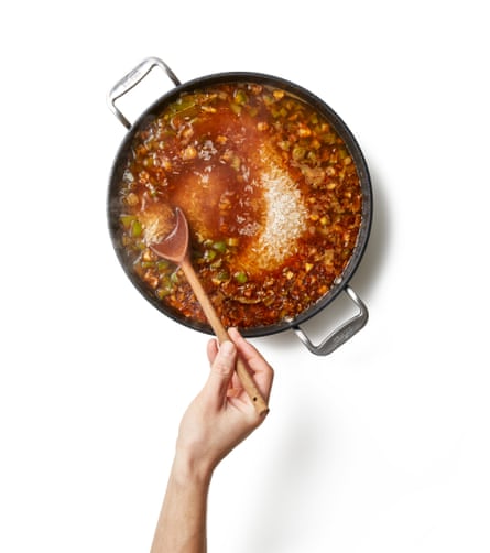 Le jambalaya de Felicity Cloake. Incorporer le riz.