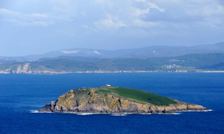 Isla Coelleira and the cliffs near Praia de Xilloi, Galicia.