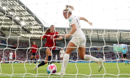 Lauren Hemp doubles England’s lead against Norway