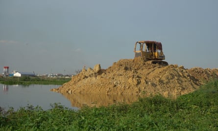 Developers dump sand into the Tompoun/Cheung Ek wetlands