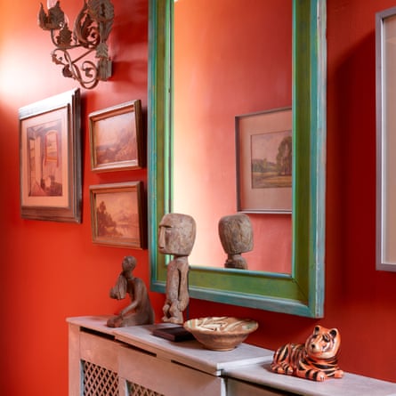 Le couloir est peint d'un Riad Terracotta.