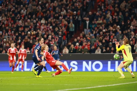 Glodis Viggosdottir fires past Daphne van Domselaar in the Arsenal goal.