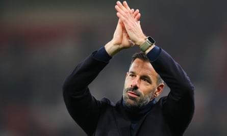 Manchester United v Leicester City - Carabao Cup Fourth Round<br>MANCHESTER, ENGLAND - OCTOBER 30: Ruud van Nistelrooy, interim manager of Manchester United, acknowledges the home support after the Carabao Cup Fourth Round match between Manchester United and Leicester City at Old Trafford on October 30, 2024 in Manchester, England. (Photo by James Gill - Danehouse/Getty Images)
