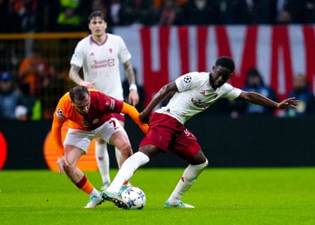 Manchester United’s Kobbie Mainoo battles for possession with Galatasaray’s Kerem Akturkoglu