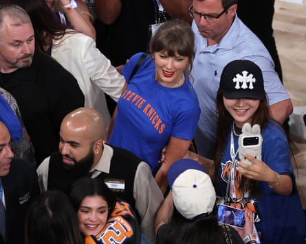 Swift poses alongside a fan in the crowd