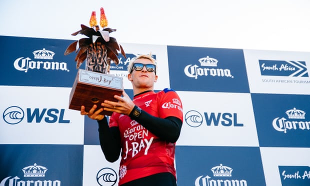 Jack Robinson célèbre après avoir remporté le Corona Open à J-Bay.