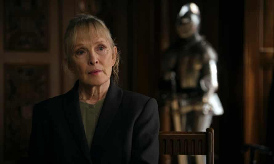 Jennifer Hale (Lindsay Duncan).