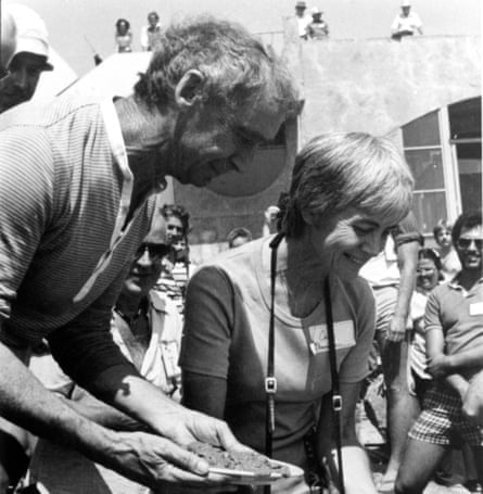 Paolo and Colly Soleri during the 1981 Teilhard and Metamorphosis festival, pouring a plate of cement into the marker for a planned Teilhard de Chardin building