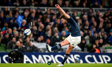 Ross Byrne menendang konversi melawan Leicester