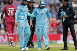 Joe Root (à gauche) surveille Eoin Morgan après que le capitaine de l’équipe anglaise ODI ait été blessé.