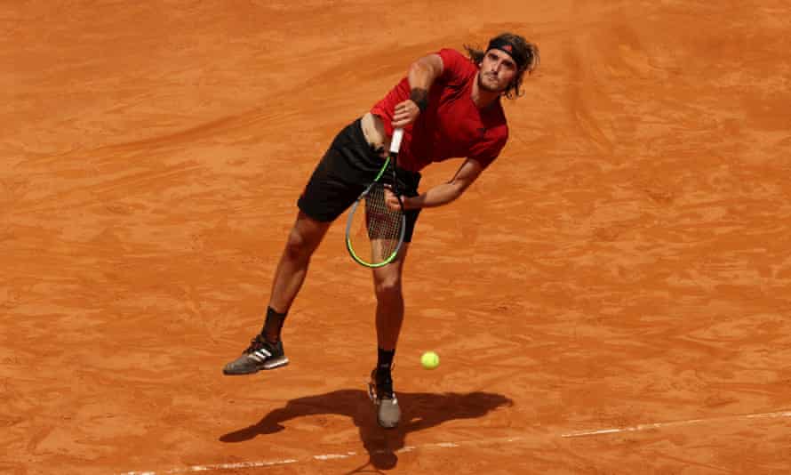 Stefanos Tsitsipas در عمل در زمین خشت