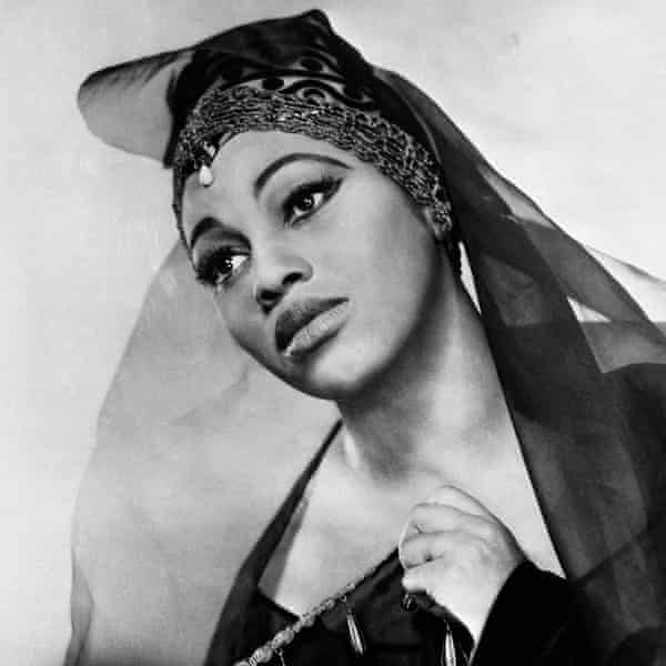 Leontyne Price im Kostüm bei ihrem Debüt an der Metropolitan Opera als Leonora in Verdis Il Trovatore 1961.