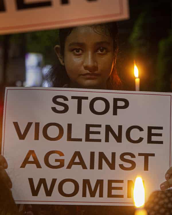 Las mujeres indias protestan en Uttar Pradesh.