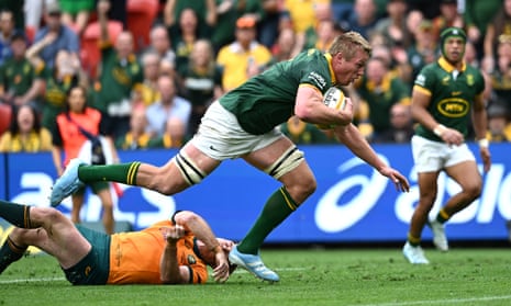 Pieter-Steph du Toit scores a try for the Springboks in the Test against the Wallabies at Suncorp Stadium