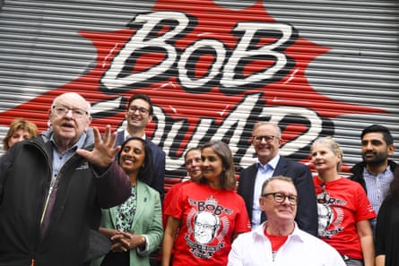 Maguire avec Anthony Albanese et candidat travailliste pour le siège de Higgins, Michelle Ananda-Rajah, et député travailliste pour le siège de Macnamara, Josh Burns, à Melbourne lors de la campagne électorale fédérale de 2022.