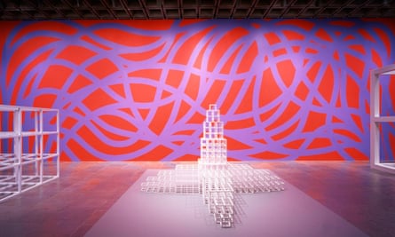Sol LeWitt’s Wall drawing #955, Loopy Doopy (red and purple)‘, first drawn here in 2000 by Paolo Arao, Nicole Awai, Hidemi Nomura, Jean Shin, Frankie Woodruff at the Whitney Museum of American Art, New York.