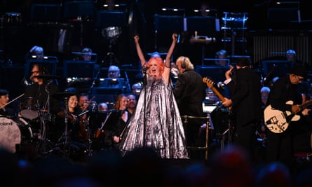 Garbage se produisant au concert Sound of 007 au Royal Albert Hall le 4 octobre