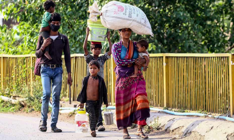 A family walks to their hometown from Prayagraj, Uttar Pradesh.