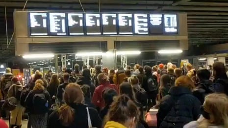 London's St Pancras station packed as travellers flee tier 4 restrictions on Saturday – video