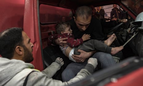 Un niño herido es llevado al Hospital Nasser en Khan Younis el martes después de los ataques aéreos israelíes.
