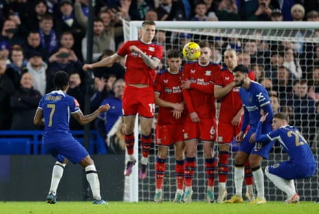 Chelsea'li Raheem Sterling üçüncü golünü serbest vuruştan attı.