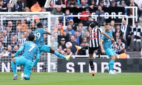 Jacob Murphy dari Newcastle United mencetak gol ketiga mereka.