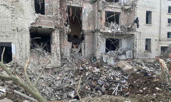 Bir görünüm, Rusya'nın Ukrayna'ya yönelik saldırısının ortasında, bir Rus füze saldırısından hasar gören bir konut binasını gösteriyor, 20 Ağustos 2022, Ukrayna'nın Mykolaiv bölgesi, Voznesensk'te.