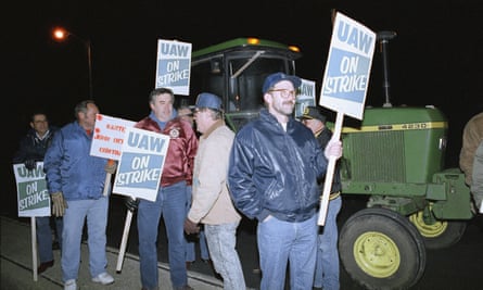 Striking UAW members picket the Caterpillar factory in Decatur, Illinois in November 1991.