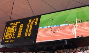 Una repetición en la pantalla grande muestra el tiempo récord mundial de Bolt de 19.30 segundos en los Juegos Olímpicos de Beijing en 2008.