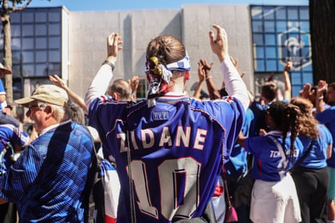 France supporters outside the French football federation’s headquarters, in France shirts, one with “Zidane 10” on the back qhxidiqxkiqreinv