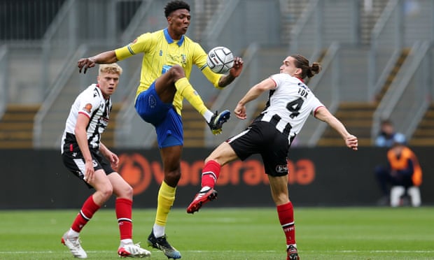 Kyle Hudlin playing for Solihull Moors.