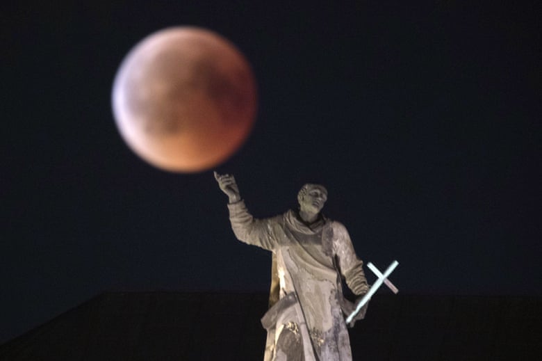 Những hình ảnh ấn tượng về hiện tượng trăng máu dài kỷ lục trong suốt 100 năm qua được ghi nhận từ khắp nơi trên thế giới - Ảnh 11.
