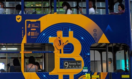 a yellow B surrounded by a circle on the side of a blue tram car