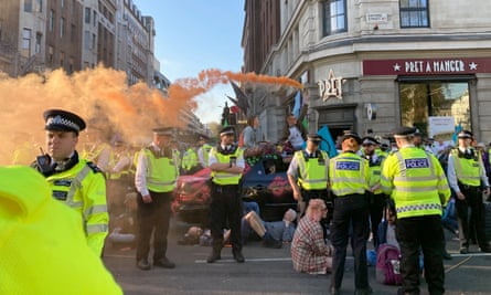 Police et manifestants lors d'une manifestation de la rébellion Extinction dans le centre de Londres, avril 2022.