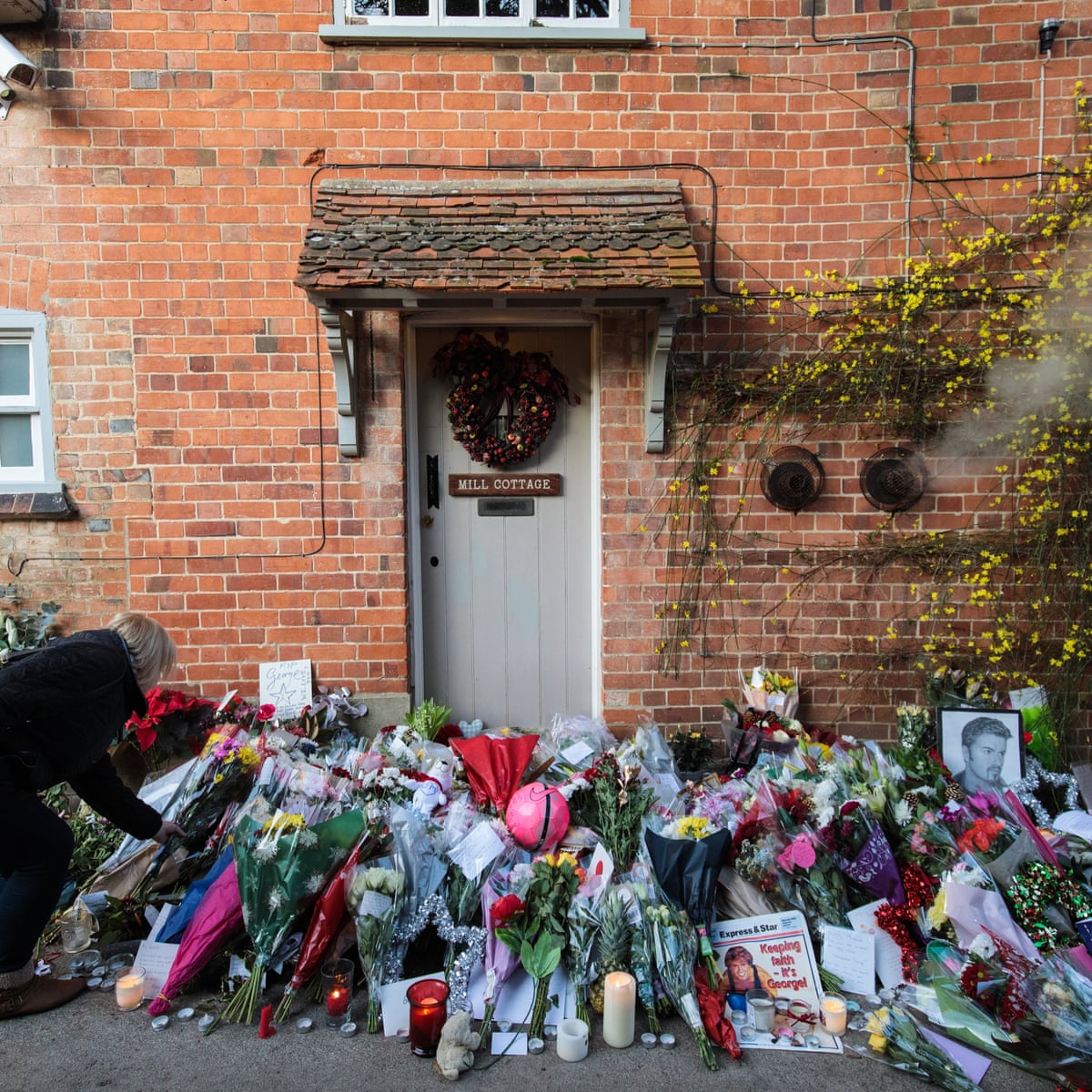 George Michaels London Home Christmas 2021 George Michael Friends And Family Touched Beyond Words By Tributes George Michael The Guardian George Michaels London Home Christmas 2021 George Michael Friends And Family Touched Beyond Words By Tributes George Michael The Guardian