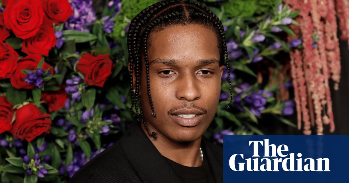 Американският рапър се явява на изслушване по обвинение в Лос