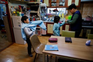 Chan-hee and Chae-hee in the kitchen with their father