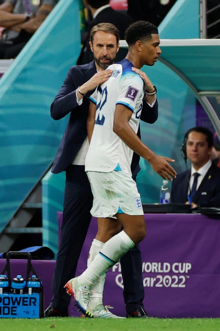 Bellingham reçoit une tape dans le dos de Gareth Southgate.