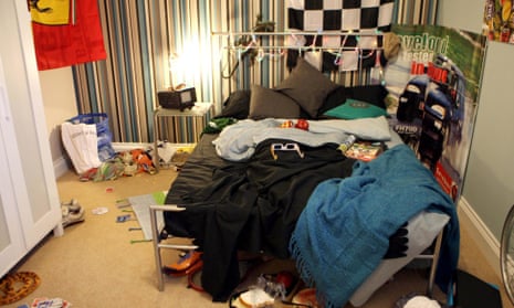 teenagers messy bedroom