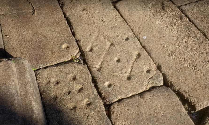 Games of noughts and crosses carved in stone in Santiago de Compostela