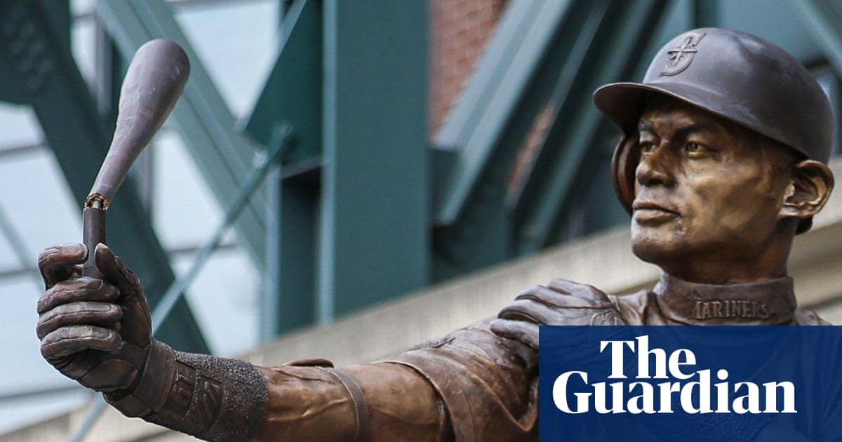 Ichiro Suzuki statue unveiling goes awry as bronze bat snaps during ceremony