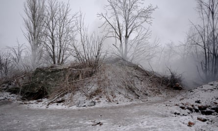 دخان يتصاعد مع إطلاق قطعة مدفعية أوكرانية مخبأة النار على المواقع الروسية.