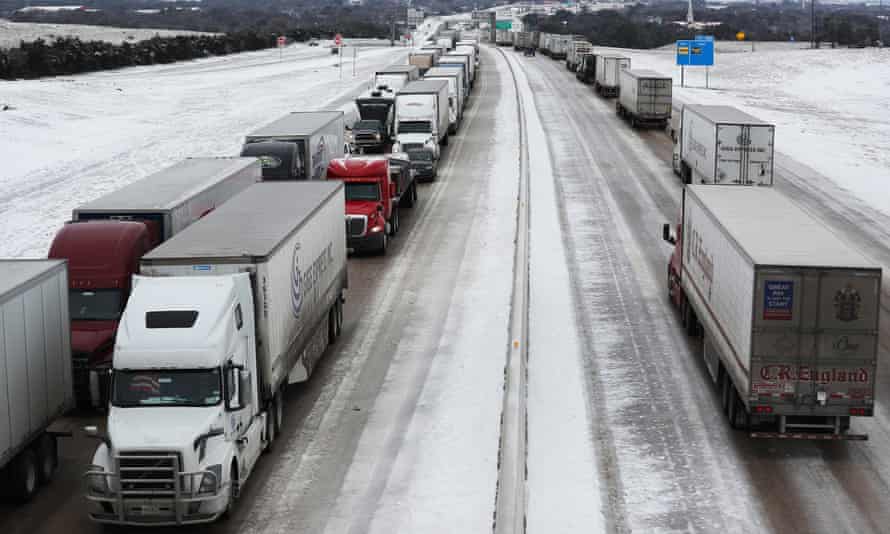 Vehicles at a standstill on Interstate Highway 35 in February 2021 in Killeen, Texas, due to Winter Storm Uri.