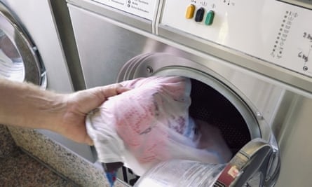 When the bag is removed from the washer at the end of a cycle, the fiber – visible against the white mesh – can be removed by hand and disposed of. Tests show that the bag remains functional and intact after hundreds of washings.